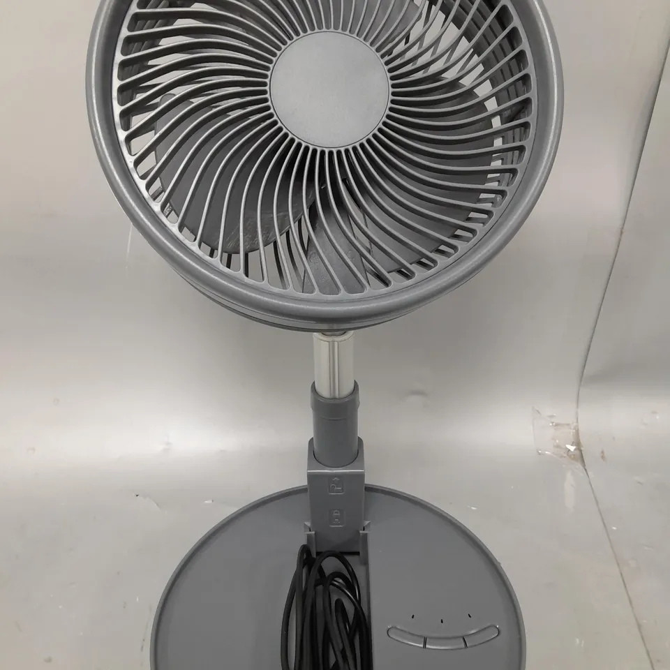 BOXED BELL & HOWELL RECHARGEABLE EXTENDABLE DESK & FLOOR FAN IN GREY