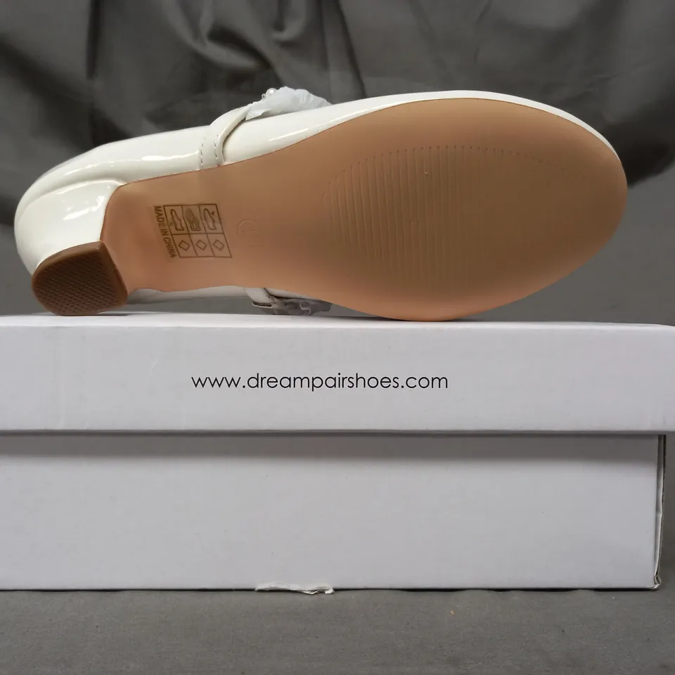 BOXED PAIR OF DREAM PAIRS LOW HEEL SHOES IN WHITE UK SIZE 1