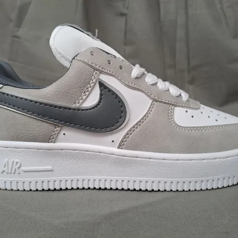 PAIR OF NIKE AIR FORCE 1 SHOES IN WHITE/STONE/GREY UK SIZE 5