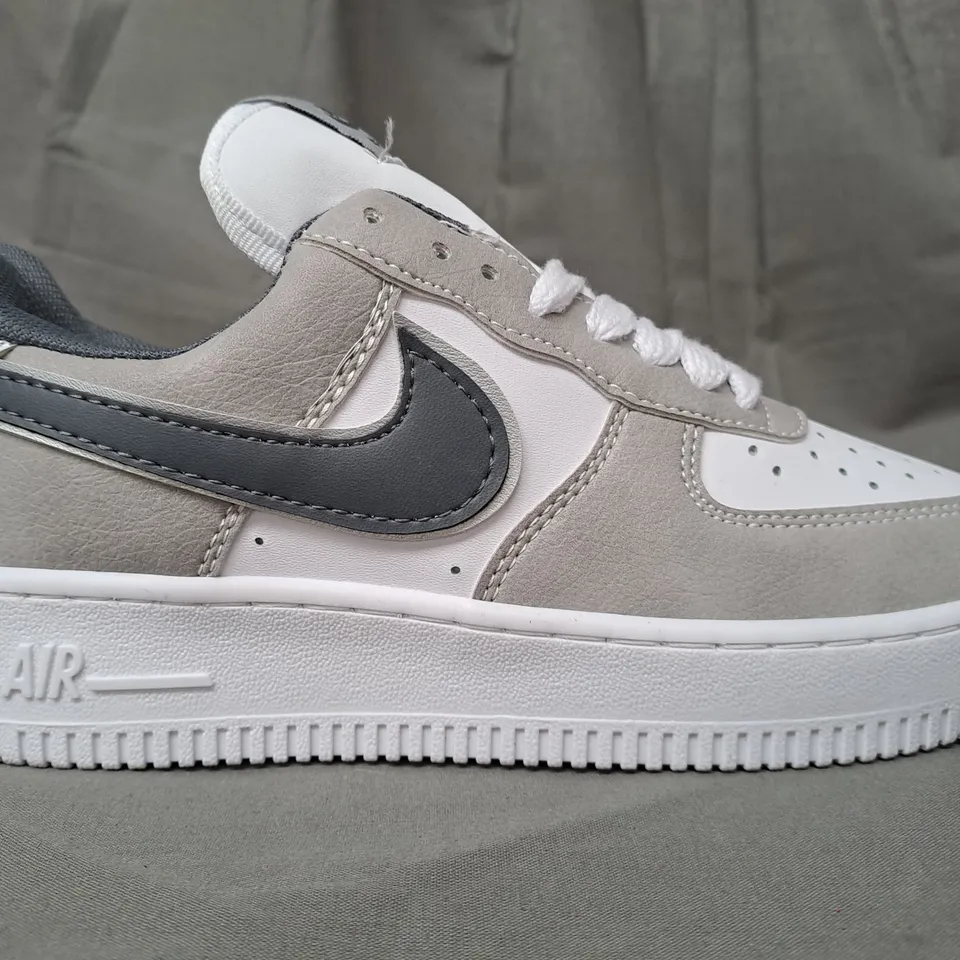 PAIR OF NIKE AIR FORCE 1 SHOES IN WHITE/STONE/GREY UK SIZE 5