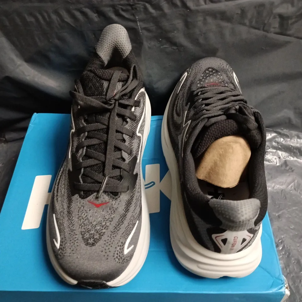 BOXED HOKA CLIFTON TRAINERS IN GREY/WHITE - UK 6.5