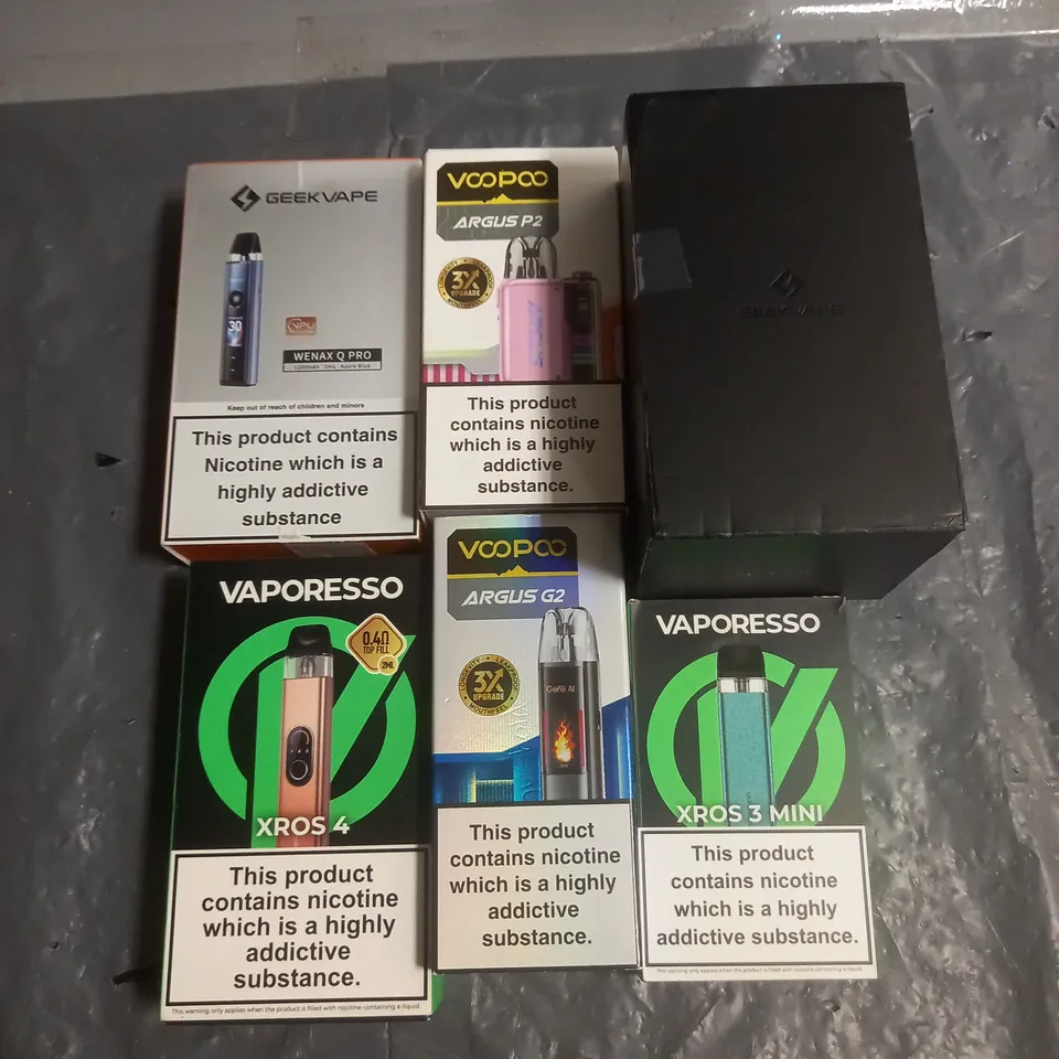 APPROXIMATELY 20 VAPES & E-CIGARETTES TO INCLUDE - VOOPOO ARGUS P2 - GEEKVAPE WENAX Q PRO - VAPORESSO XROS 3 MINI - ETC