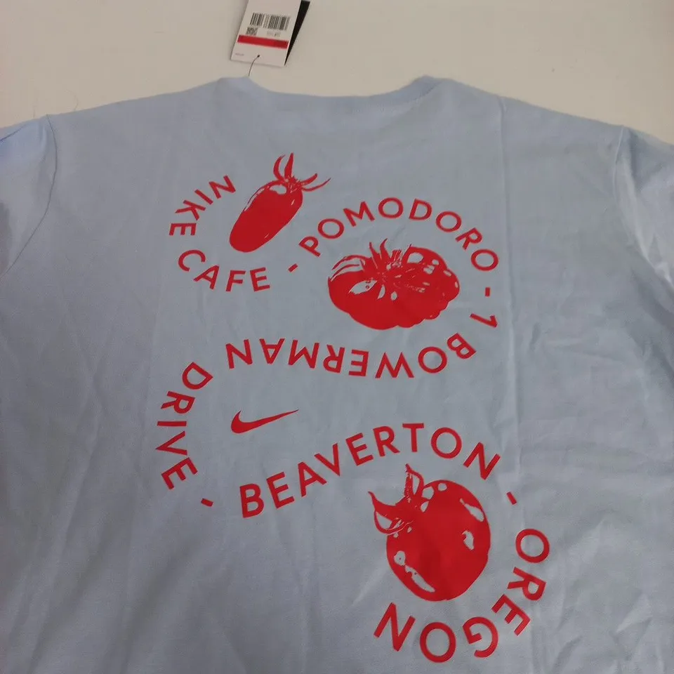 NIKE T‑SHIRT WITH POMODORO BEAVERTON GRAPHIC – LIGHT BLUE - LARGE