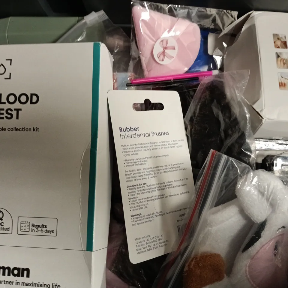 APPROXIMATELY 20 ASSORTED COSMETIC ITEMS TO INCLUDE PRECIOUS AMBER, SCOTCH PORTER, ETC - COLLECTION ONLY