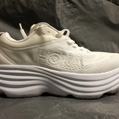 PAIR OF HOKA BONDI 8 TRAINERS IN WHITE SIZE 4.5