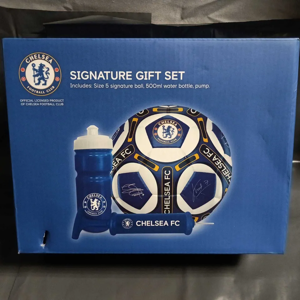 CHELSEA FC SIGNATURE GIFT SET – SIZE 5 SIGNATURE BALL, 500ML WATER BOTTLE & PUMP (BOXED)