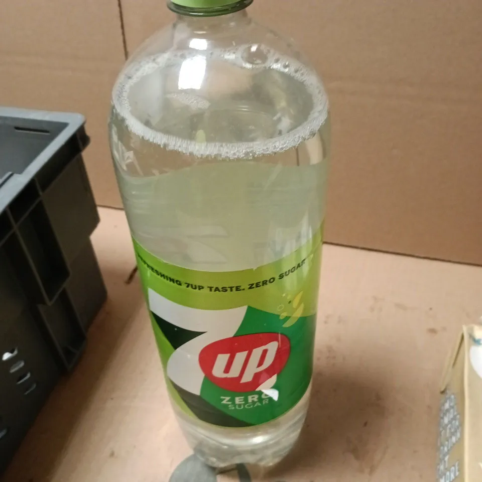 APPROXIMATELY 6 ASSORTED DRINK ITEMS INCLUDING OATLY ORGANIC OAT DRINK , 7UP ZERO SUGAR 