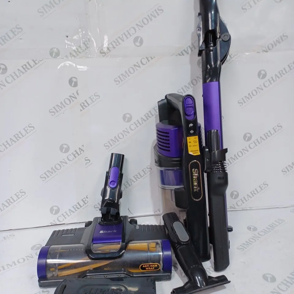 BOXED SHARK ANTI HAIR WRAP CORDLESS PET VACUUM CLEANER IZ202UKT