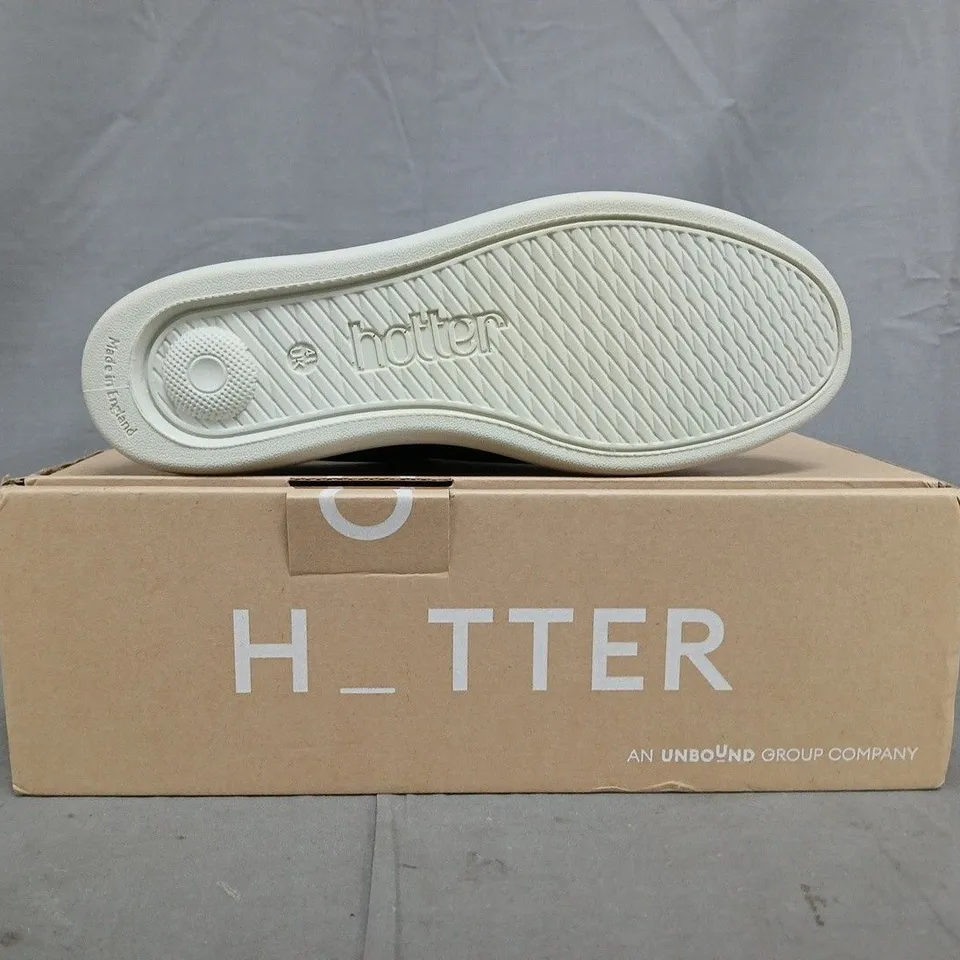 BOXED PAIR OF HOTTER NOAH WIDE SHOES IN NAVY SIZE UK 4.5