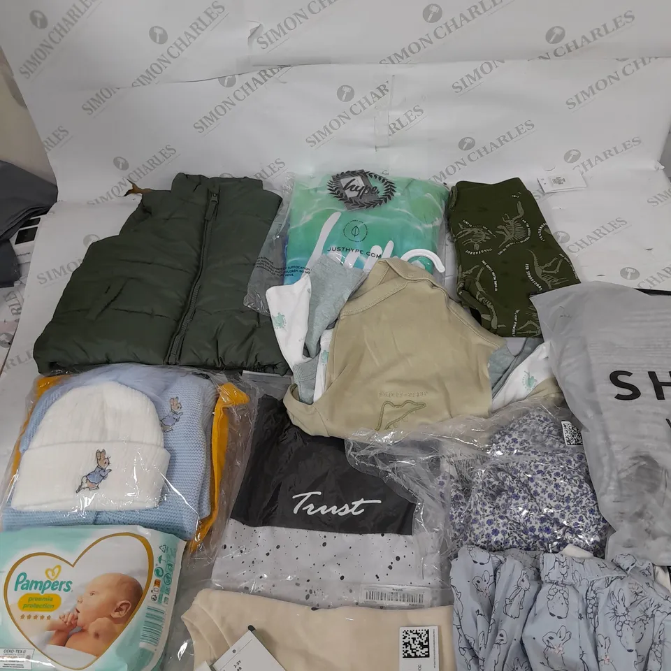 BOX OF ASSORTED CHILDRENS CLOTHING VARYING IN SIZE/COLOUR/STYLE TO INCLUDE:  TOPS, VESTS, JUMPERS