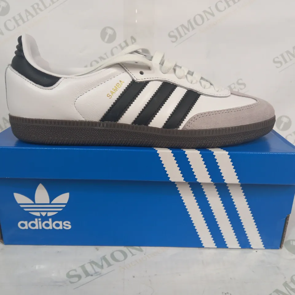 BOXED PAIR OF ADIDAS SAMBA SHOES IN WHITE/BLACK UK SIZE 5.5