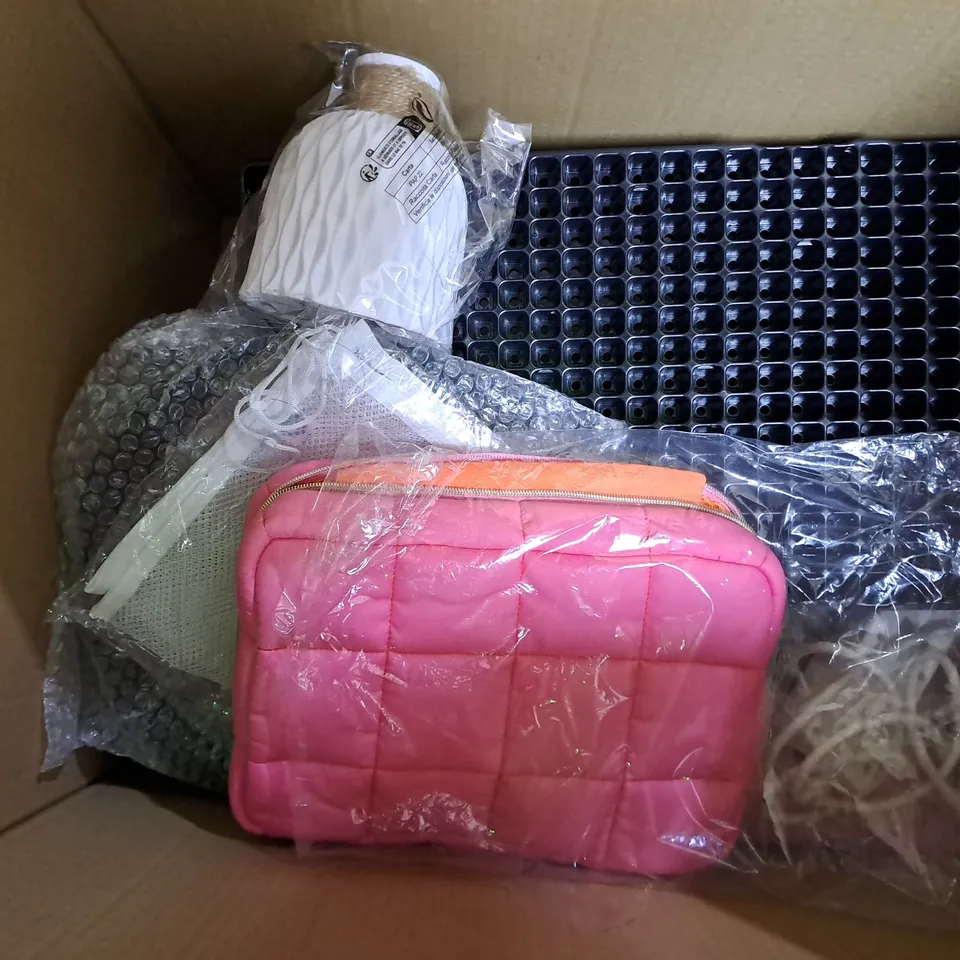 APPROXIMATELY 15 ASSORTED ITEMS TO INLCUDE IKEA VARIERA SHELF, ZEISS LENS WIPES, NOVELTY OWL DOOR STOP, OVERSIZED HOODIE 
