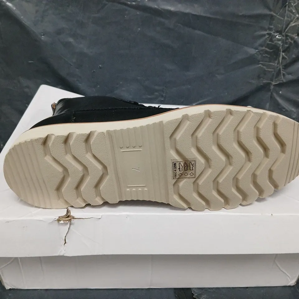 BOXED PAIR OF FARAH DAN BOOT - UK SIZE 7