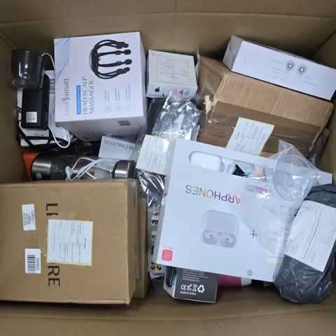 APPROXIMATELY 20 ASSORTED ITEMS TO INCLUDE SCALP MASSAGER, LED DIGITAL DISPLAY FAN, EARBUDS, ETC - COLLECTION ONLY