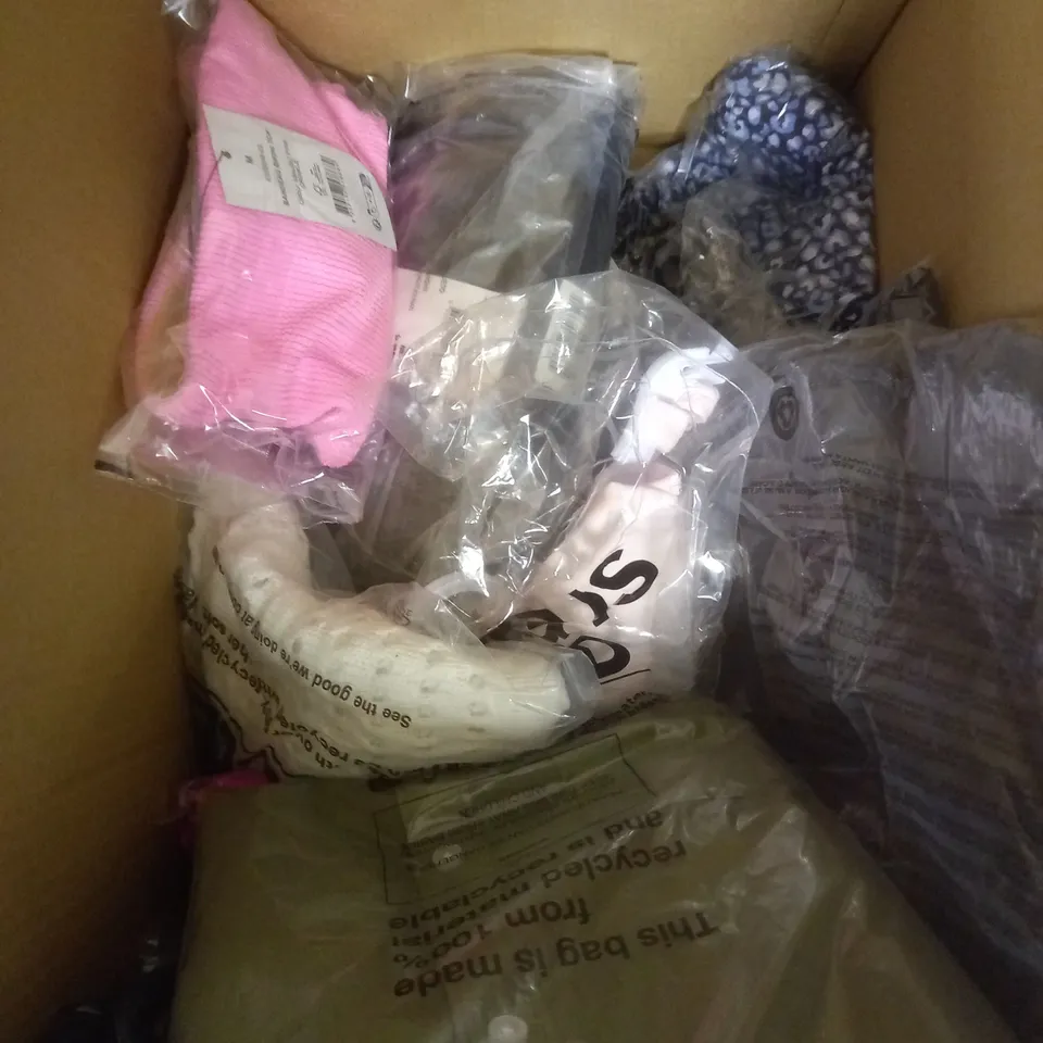 BOX OF APPROXIMATELY 15 ASSORTED CLOTHING PRODUCTS IN VARIOUS BRANDS & SIZES TO INCLUDE JUMPERS, JEANS, CROP TOP ETC