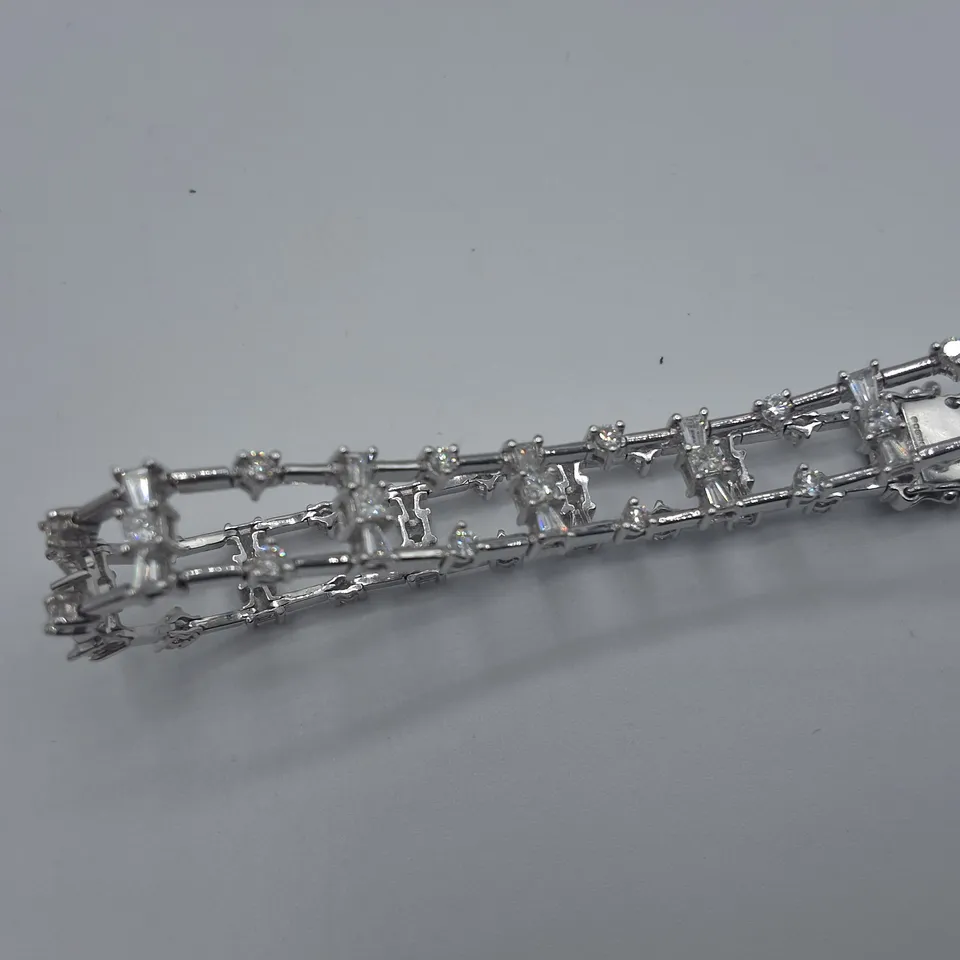 18CT WHITE GOLD BRACELET SET WITH NATURAL BRILLIANT TAPERED BAGUETTE AND PRINCESS CUT DIAMONDS