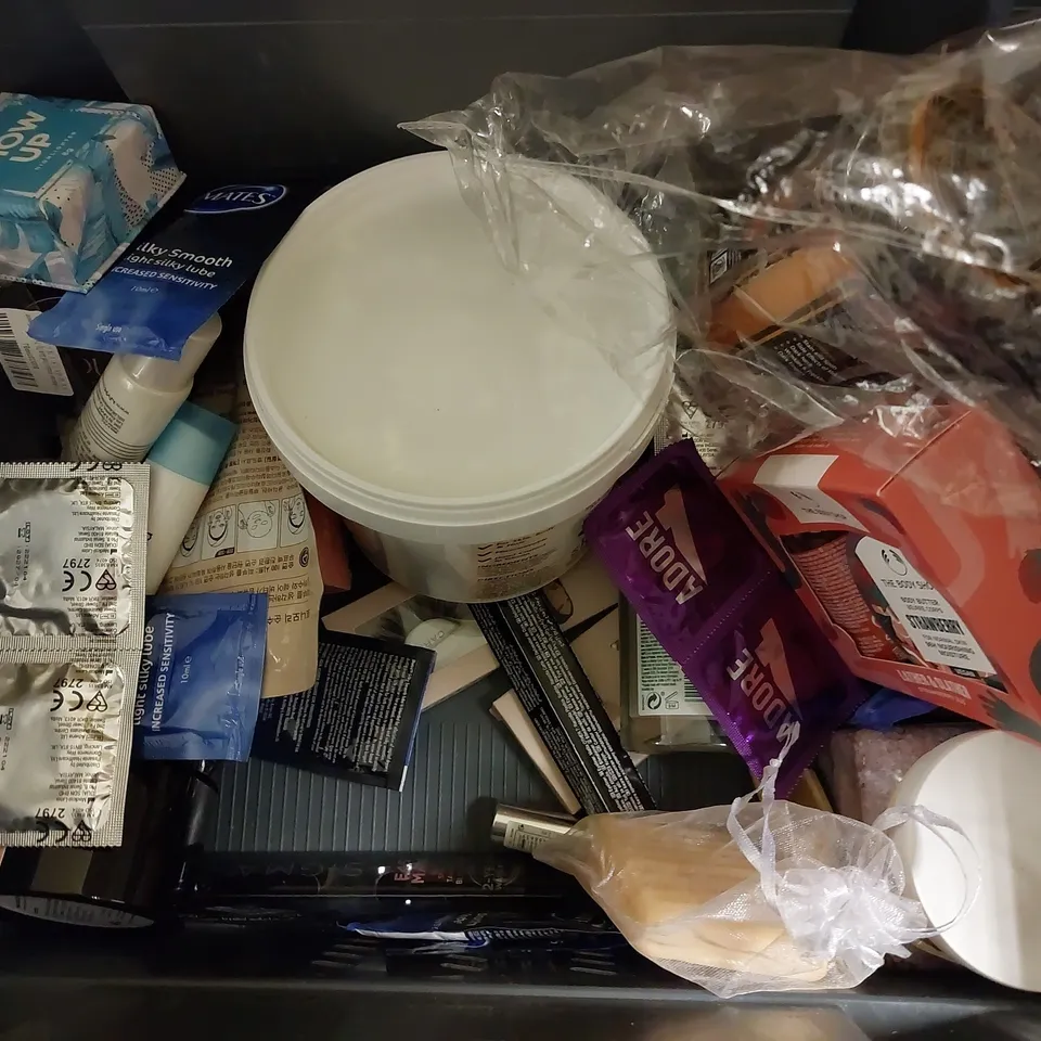 BOX OF APPROX 15 COSMETIC ITEMS TO INCLUDE ALOE VERA GEL, LAURODERME BODY CREAM AND LACURA DREAM BIG BRONZER