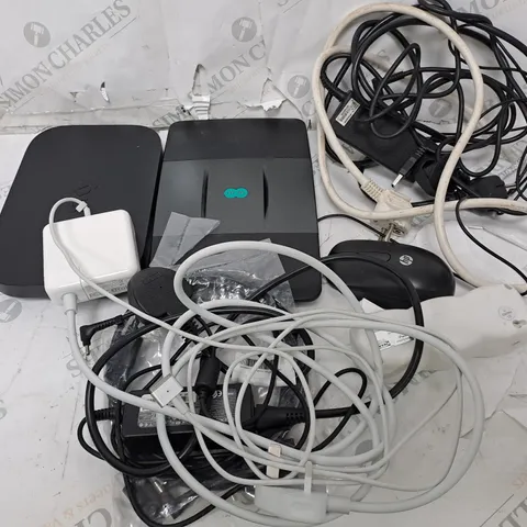 BOX OF ASSORTED ELECTRICAL ACCESSORIES