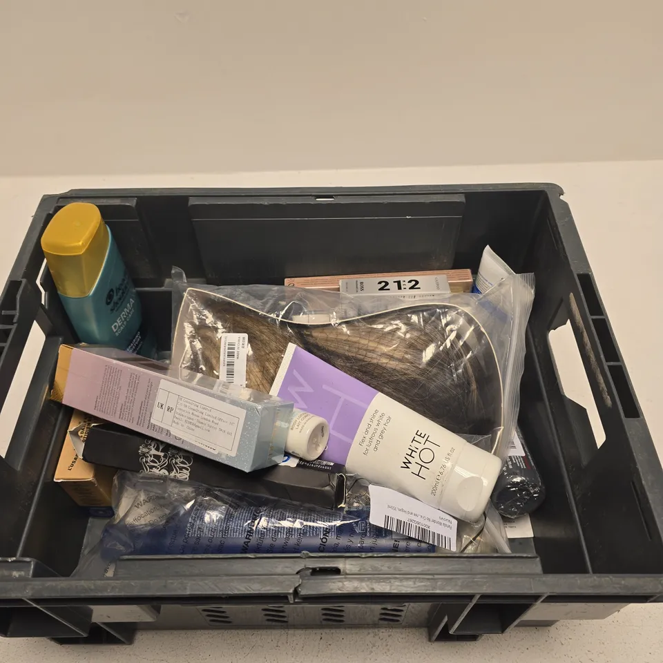 TOTE OF APPROXIMATELY 10 BEAUTY PRUDUCTS INCLUDING WHITE HOT LUMINOUS CONDITIONER, FANOLA SHAMPOO AND L'OREAL ELVIVE SHAMPOO