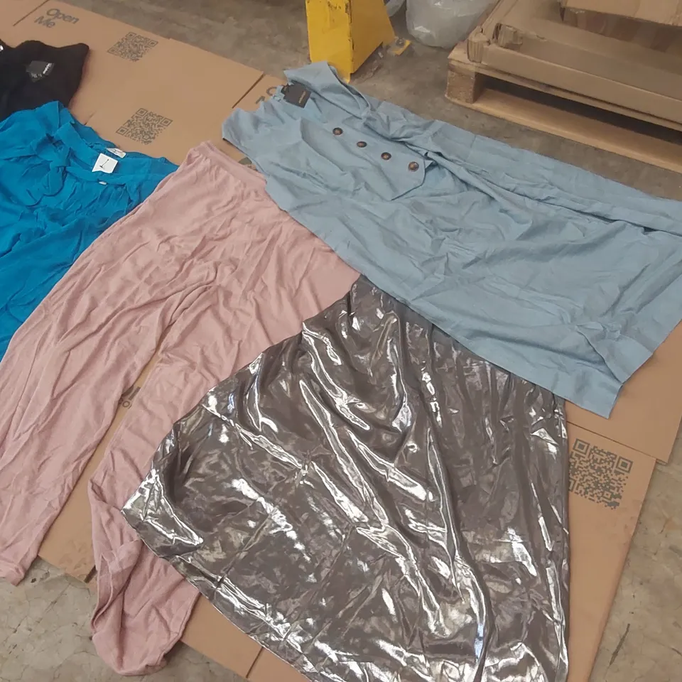 PALLET CONTAINING APPROXIMATELY 400x ASSORTED BRAND NEW DESIGNER CLOTHING ITEMS