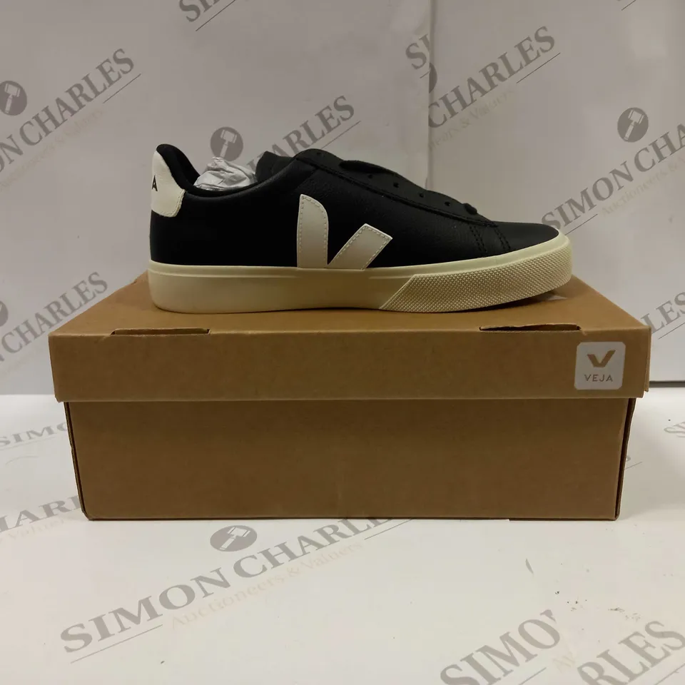 BOXED PAIR OF VEJA CAMPO SNEAKERS UK SIZE 5