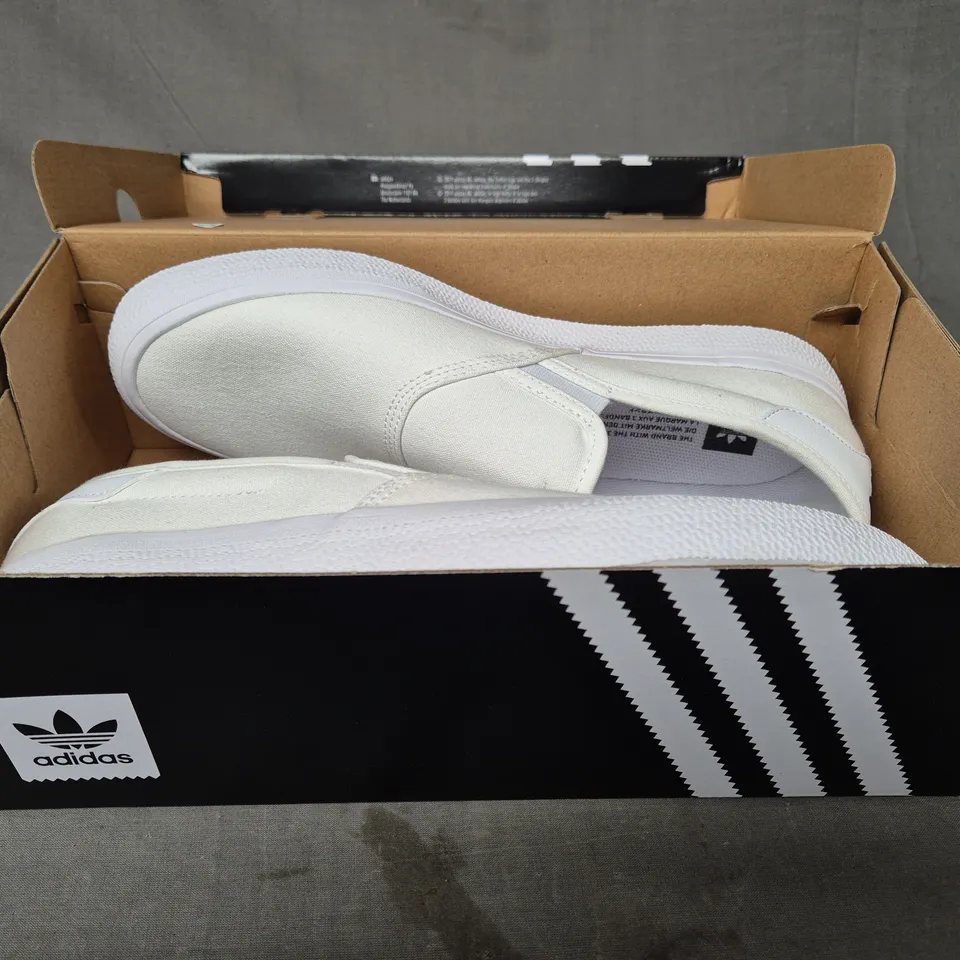 BRAND NEW BOXED PAIR OF ADIDAS 3MC SLIP-ON SHOES IN WHITE UK SIZE 10.5