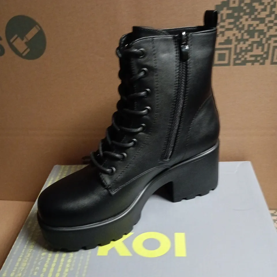 BOXED KOI GIN PLATFORM MILITARY BOOTS – BLACK LEATHER-LOOK, LACE-UP WITH SIDE ZIP - 5 / 38