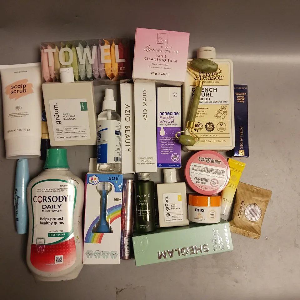 BOX OF APPROX 30 COSMETICS ITEMS TO INCLUDE - SHEGLAM HYDRATING PRIMER - RHYME & REASON SHAMPOO - GRUUM SOOTHING SHAVING GEL ETC