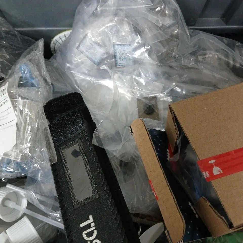 APPROXIMATELY 10 ASSORTED ITEMS TO INCLUDE - BAMBOO TISSUES , KEY CHAIN ETC