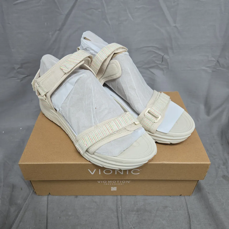 BOXED PAIR OF VIONIC WALK MAX WANDERER SANDALS - 9