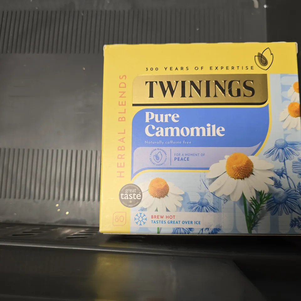 APPROXIMATELY 3 ASSORTED FOOD & DRINK ITEMS TO INCLUDE - TWININGS PURE CAMOMITE , INDOMIE NOODLES MI GORENG 