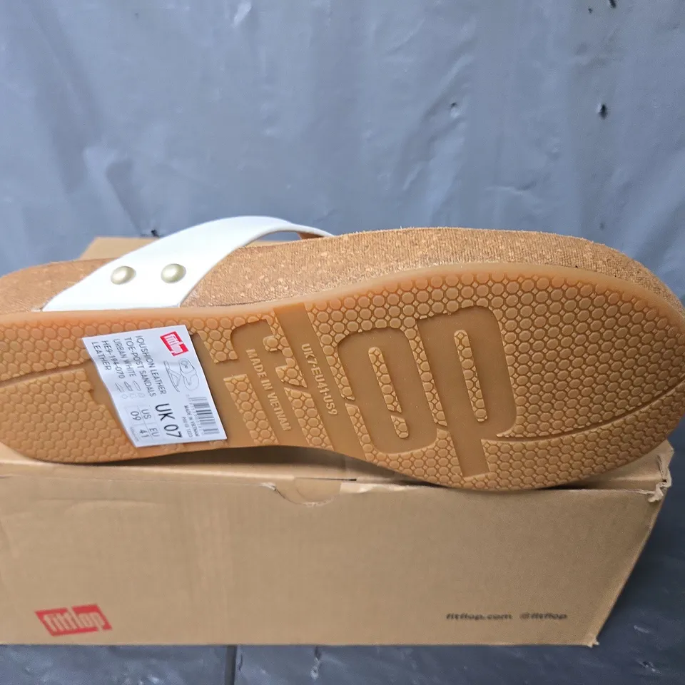 BOXED PAIR OF FITFLOP IQUSHION LEATHER TOE-POST SANDALS IN URBAN WHITE - UK 7