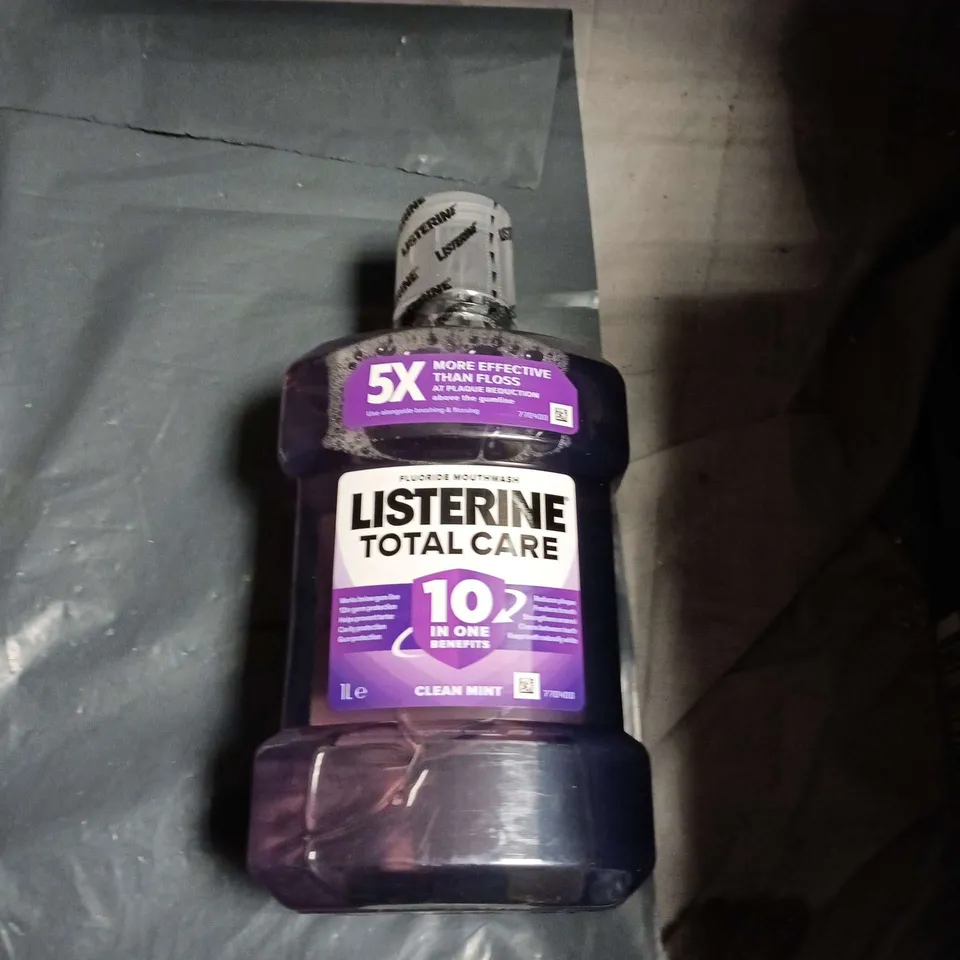 APPROXIMATELY 25 ASSORTED HEALTH AND BEAUTY ITEMS INCLUDING LISTERINE TOTAL CARE , KINKY CURLY DETANGLER AND COSY CHERRY BODY MIST 