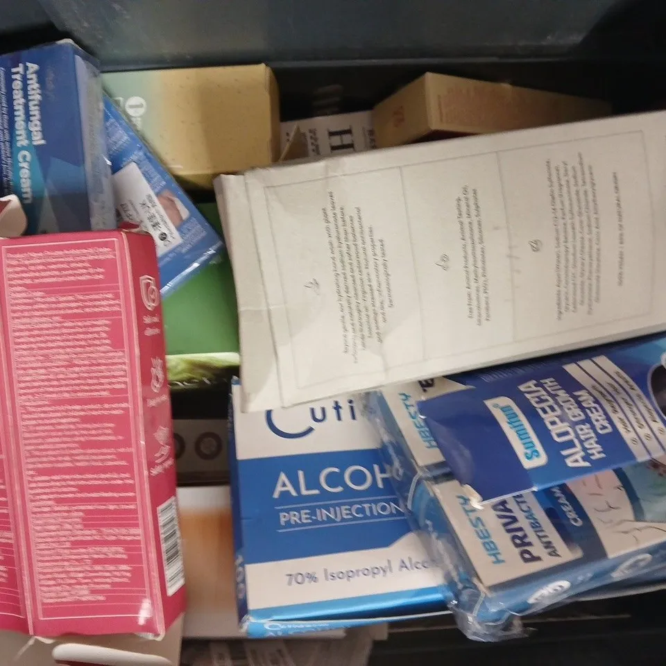 APPROXIMATELY 15 ASSORTED COSMETIC ITEMS INCLUDING VARIOUS MAKES AND BRANDS - COLLECTION ONLY