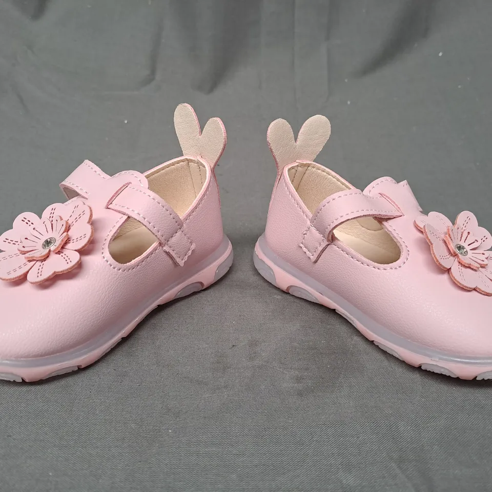 BOXED PAIR OF DESIGNER KIDS SHOES IN PINK W. FLORAL DETAIL EU SIZE 21