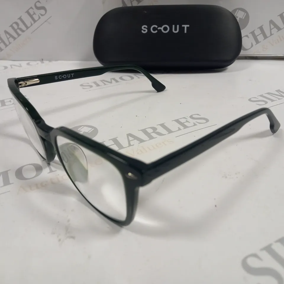 PAIR OF SCOUT ELIJAH GREEN GLASSES
