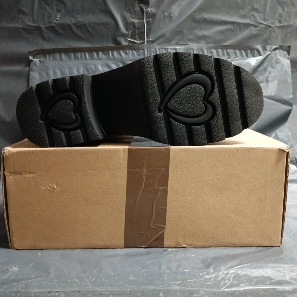 BOXED PAIR OF HEAVENLY FEET BOCK HEEL ANKLE BOOTS IN PURPLE SIZE UK 6