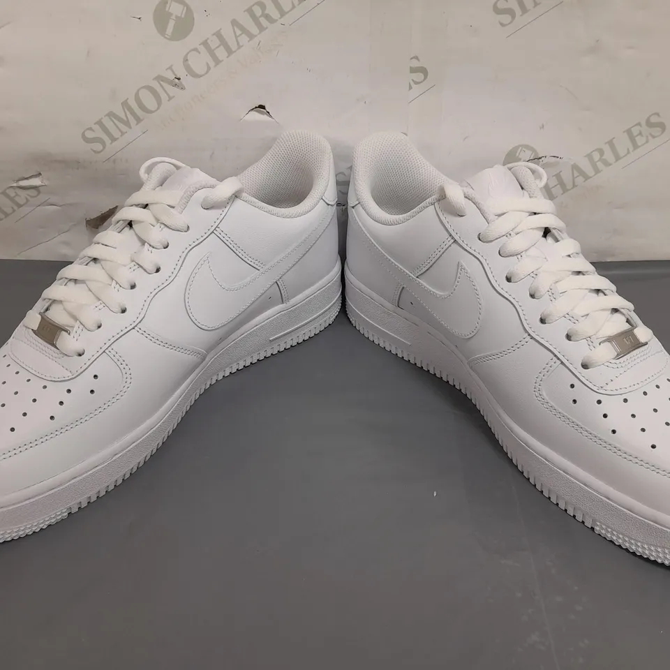 BOXED PAIR OF NIKE AIR FORCE 1 '07 SHOES IN WHITE UK SIZE 9
