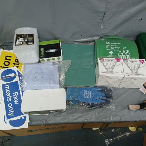 BOX OF APPROXIMATELY 12 ASSORTED ITEMS TO INCLUDE - FIRST AID KIT, V60 DRIPPER, AND SOLAR DECKING LIGHTS ETC. 