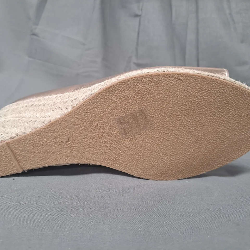 BOXED PAIR OF GOOD FOR THE SOLE PEEP TOE WEDGE SHOES IN METALLIC COPPER SIZE 7