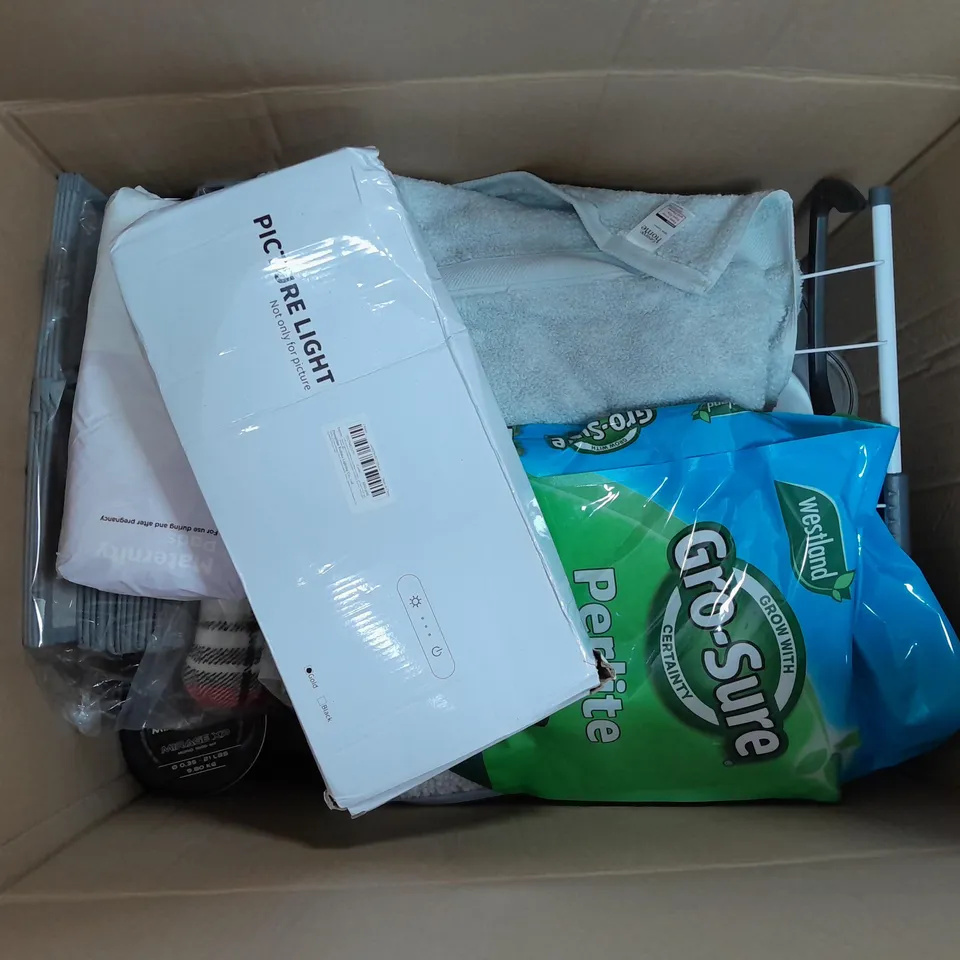 APPROXIMATELY 10 ASSORTED HOUSEHOLD ITEMS TO INCLUDE DECOR BASKET, QUILT COVER, BOUNCYBAND WIGGLE WOBBLE CHAIR FEET, ETC