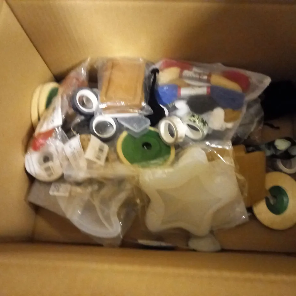 LOT OF ASSORTED HOUSEHOLD ITEMS TO INCLUDE MOP HEADS, DISPLAY FOLDERS AND TENNIS BALLS