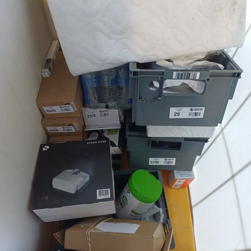 CAGE OF ASSORTED ITEAMS TO INCLUDE - VIRGIN MEDIA HUB 5 V- JUDE BAMBOO EVERYDAY PADS 