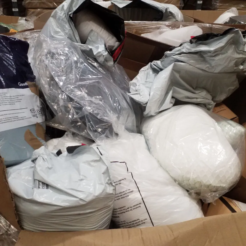 PALLET CONTAINING ASSORTED PILLOWS & CUSHIONS