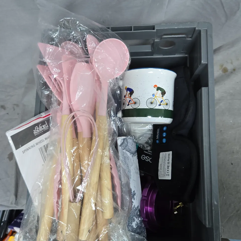 A TOTE OF ASSORTED ITEMS TO INCLUDE CERAMIC MUG WITH BICYCLE DESIGN; PINK PLASTIC SPOONS AND WOODEN UTENSILS IN CRATE