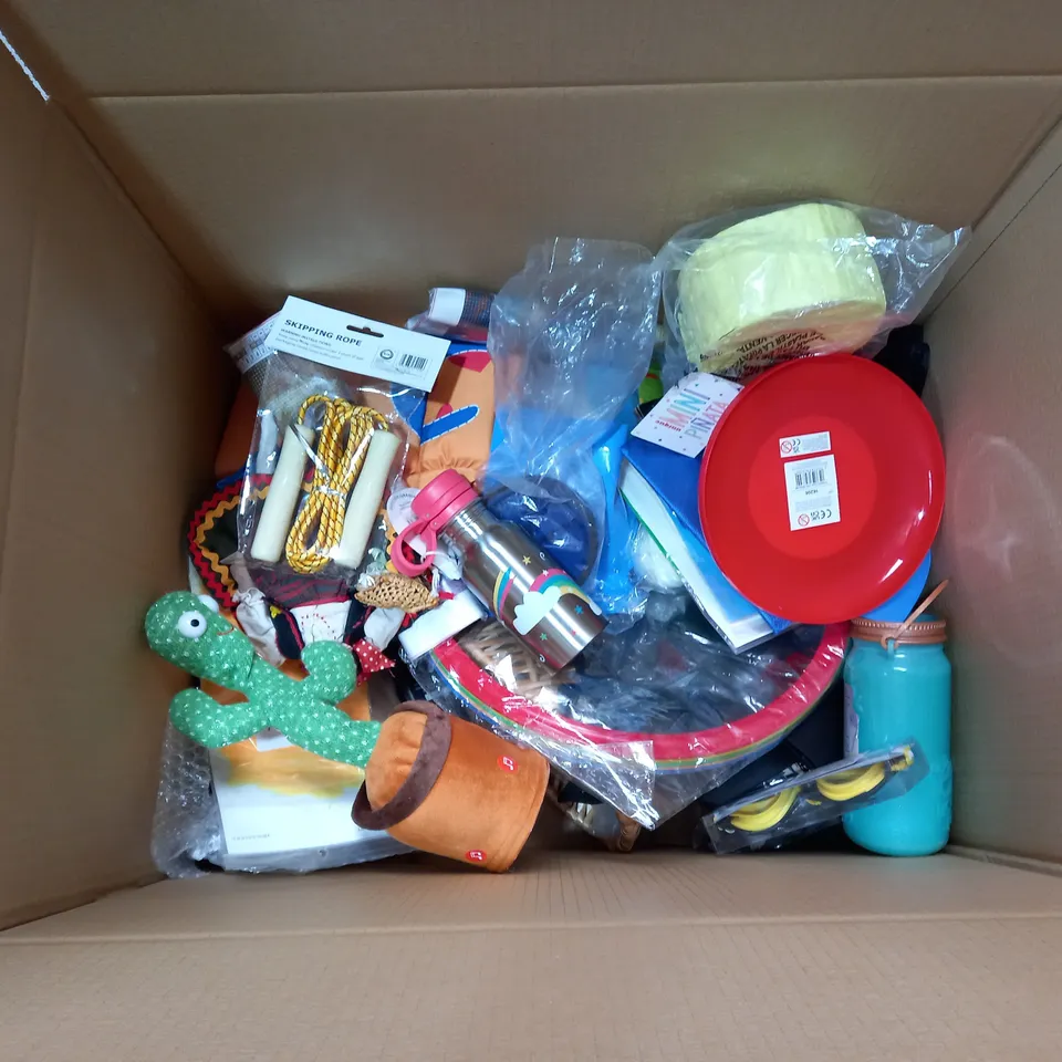 BOX OF APPROXIMATELY 20 ASSORTED TOYS AND GAMES, TO INCLUDE SKIPPING ROPE, FLASK, GOGGLES, ETC
