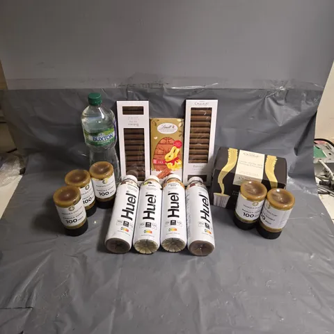 APPROXIMATELY 12 ASSORTED FOOD & DRINK ITEMS TO INCLUDE HUEL CHOCOLATE DRINK, MANUKA DOCTOR MANUKA HONEY 100MGO, HOTEL CHOCOLAT BATONS, ETC
