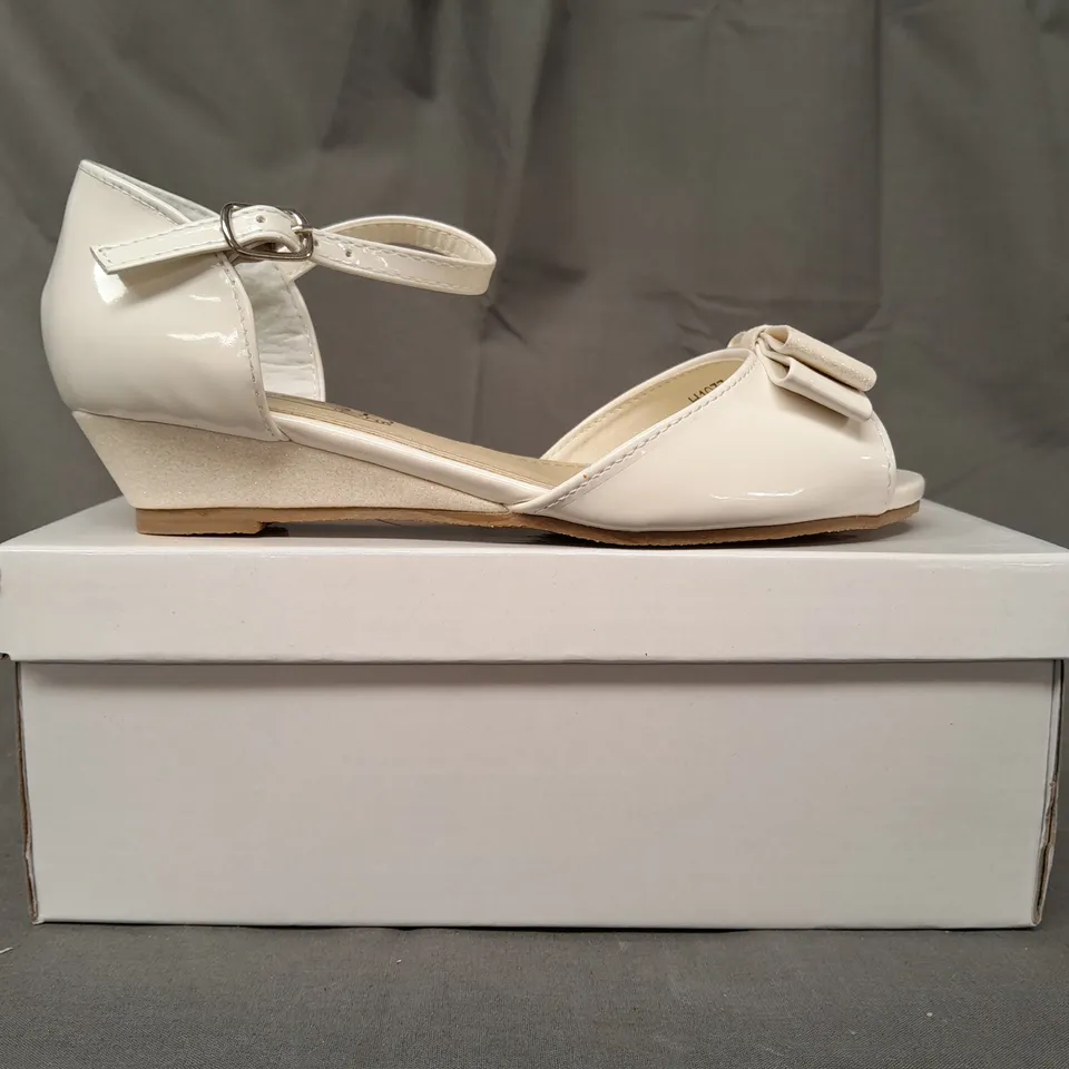 BOXED PAIR OF SPOT ON PEEP TOE PARTY SHOES IN WHITE W. GLITTER EFFECT EU SIZE 33