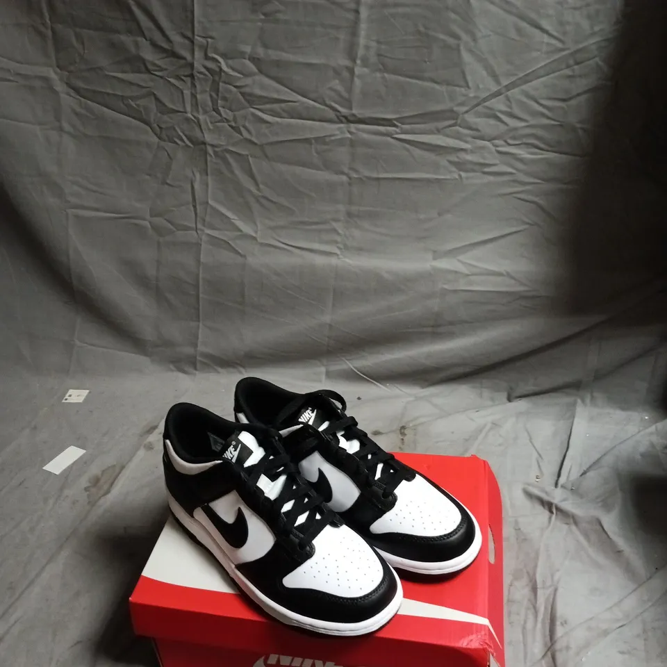 NIKE DUNK LOW GS  SNEAKERS – UK 6 (US 7Y) WHITE/BLACK