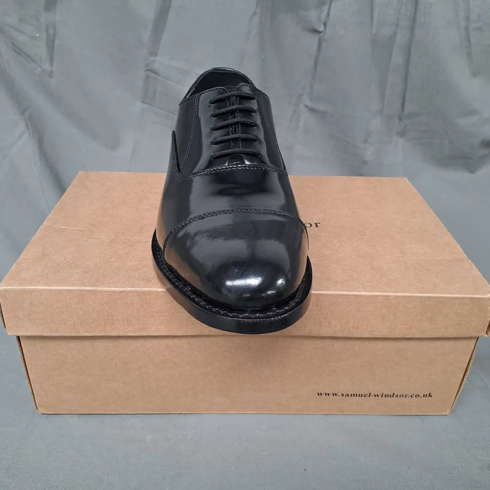 BOXED PAIR OF SAMUEL WINDSOR SHOES IN BLACK UK SIZE 8